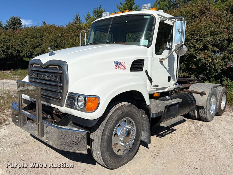 image for item FJ2018 2007 Mack CV713 semi truck