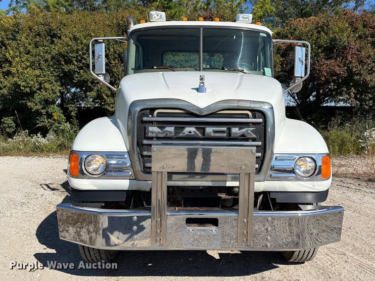 image for item FJ2018 2007 Mack CV713 semi truck