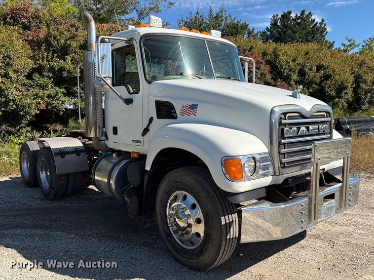 image for item FJ2018 2007 Mack CV713 semi truck