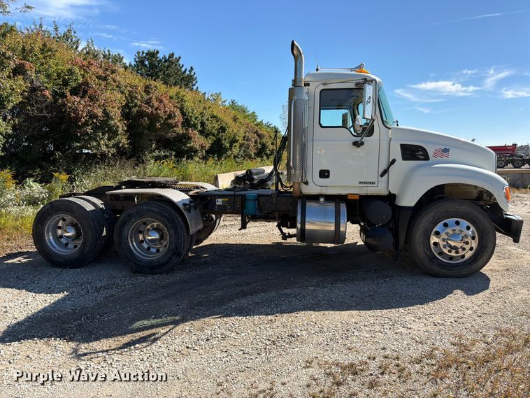 image for item FJ2018 2007 Mack CV713 semi truck