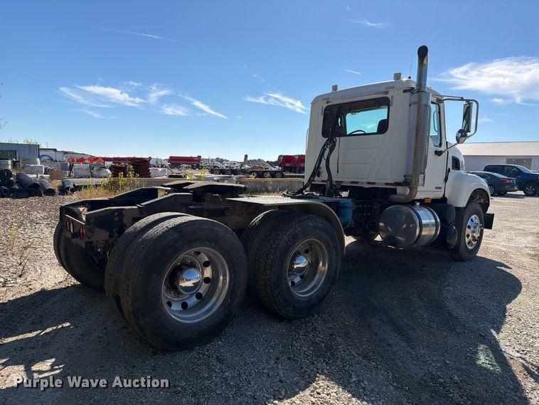 image for item FJ2018 2007 Mack CV713 semi truck