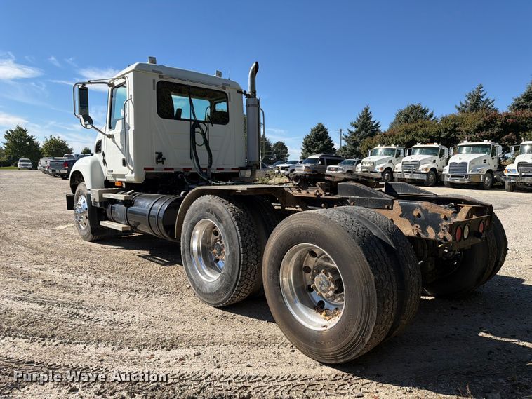 image for item FJ2018 2007 Mack CV713 semi truck