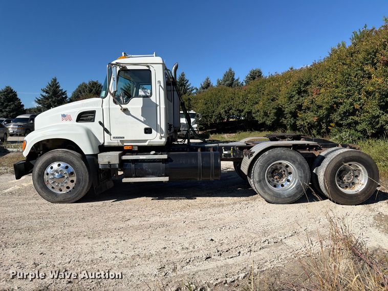 image for item FJ2018 2007 Mack CV713 semi truck