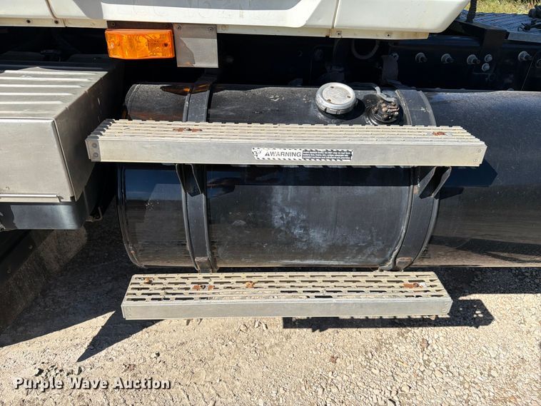 image for item FJ2018 2007 Mack CV713 semi truck
