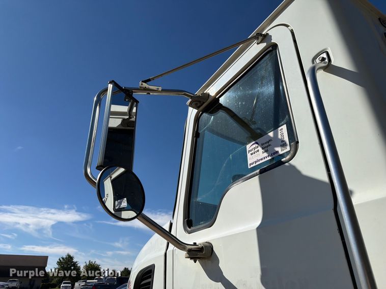 image for item FJ2018 2007 Mack CV713 semi truck