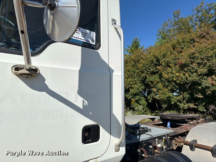image for item FJ2018 2007 Mack CV713 semi truck