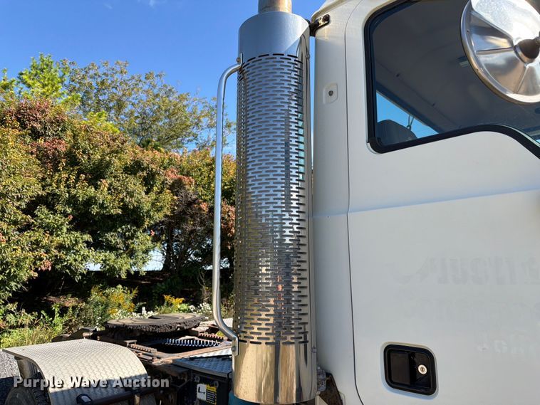 image for item FJ2018 2007 Mack CV713 semi truck