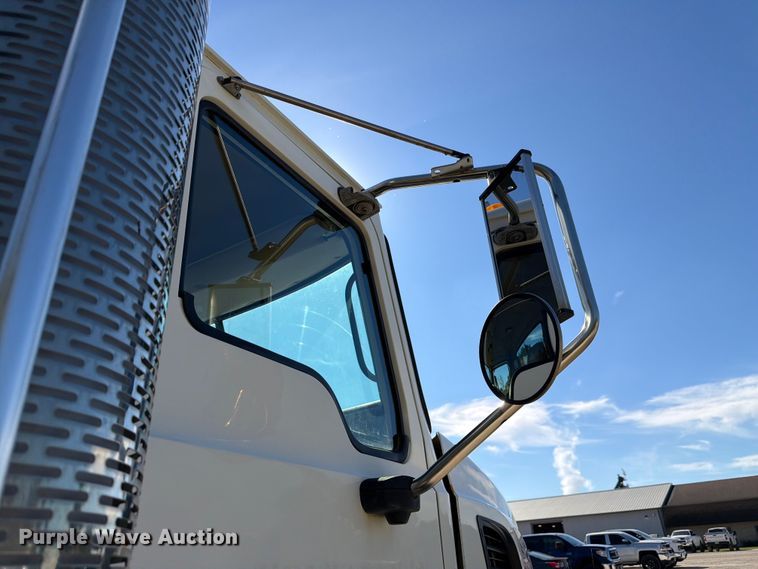 image for item FJ2018 2007 Mack CV713 semi truck