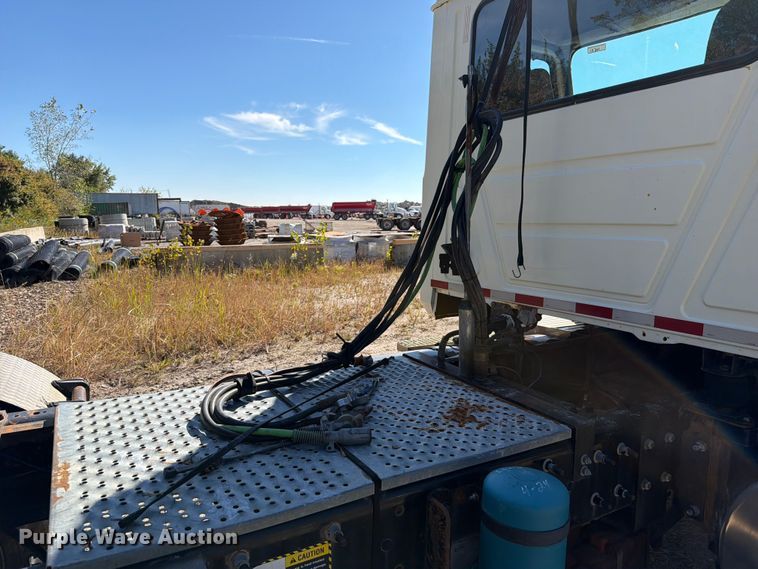 image for item FJ2018 2007 Mack CV713 semi truck