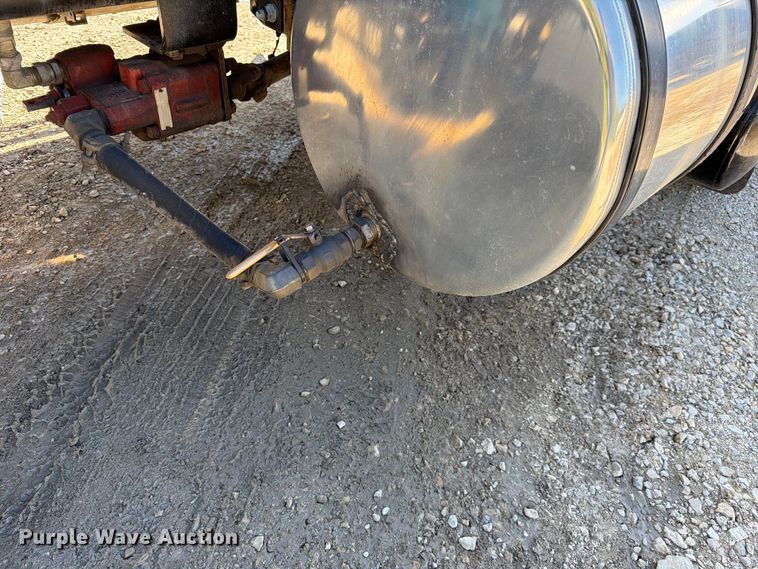 image for item FJ2018 2007 Mack CV713 semi truck