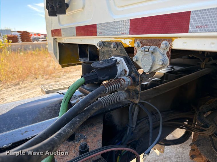 image for item FJ2018 2007 Mack CV713 semi truck