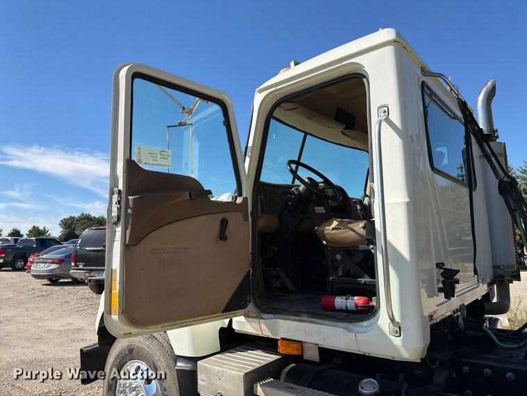 image for item FJ2018 2007 Mack CV713 semi truck