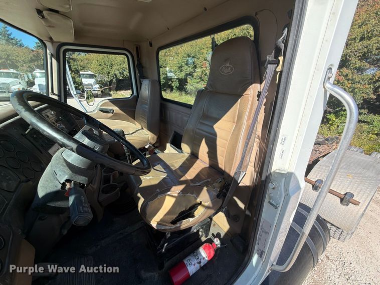 image for item FJ2018 2007 Mack CV713 semi truck