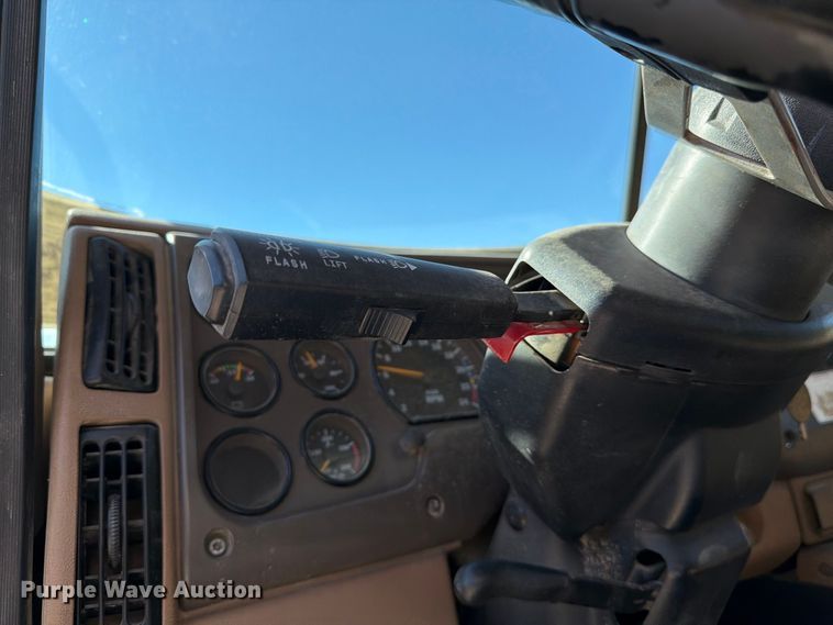 image for item FJ2018 2007 Mack CV713 semi truck