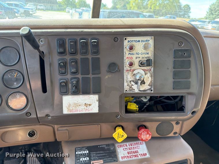 image for item FJ2018 2007 Mack CV713 semi truck