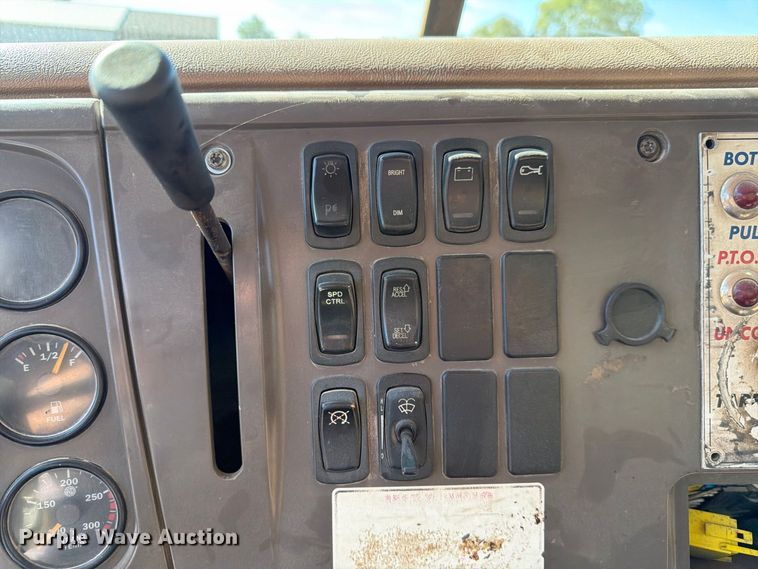 image for item FJ2018 2007 Mack CV713 semi truck