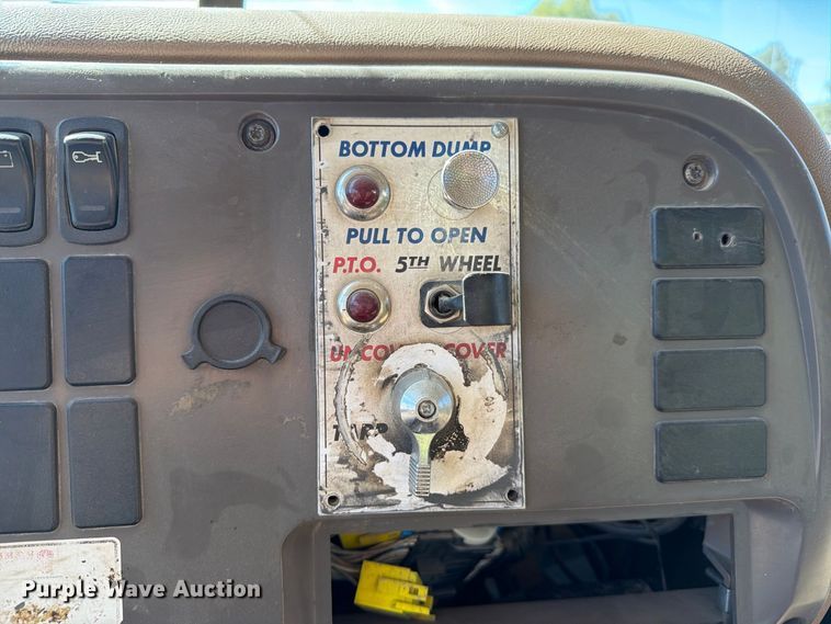 image for item FJ2018 2007 Mack CV713 semi truck