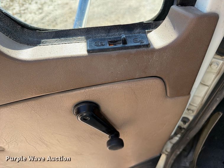 image for item FJ2018 2007 Mack CV713 semi truck