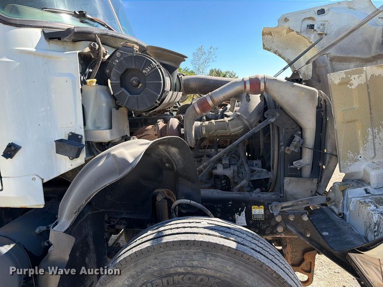 image for item FJ2018 2007 Mack CV713 semi truck
