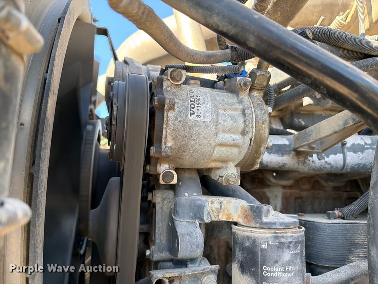 image for item FJ2018 2007 Mack CV713 semi truck