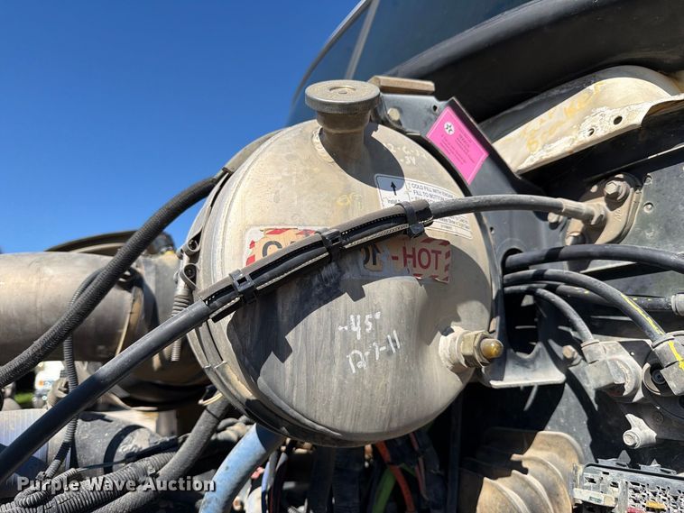 image for item FJ2018 2007 Mack CV713 semi truck