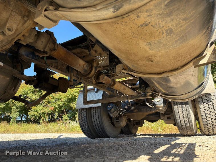 image for item FJ2018 2007 Mack CV713 semi truck