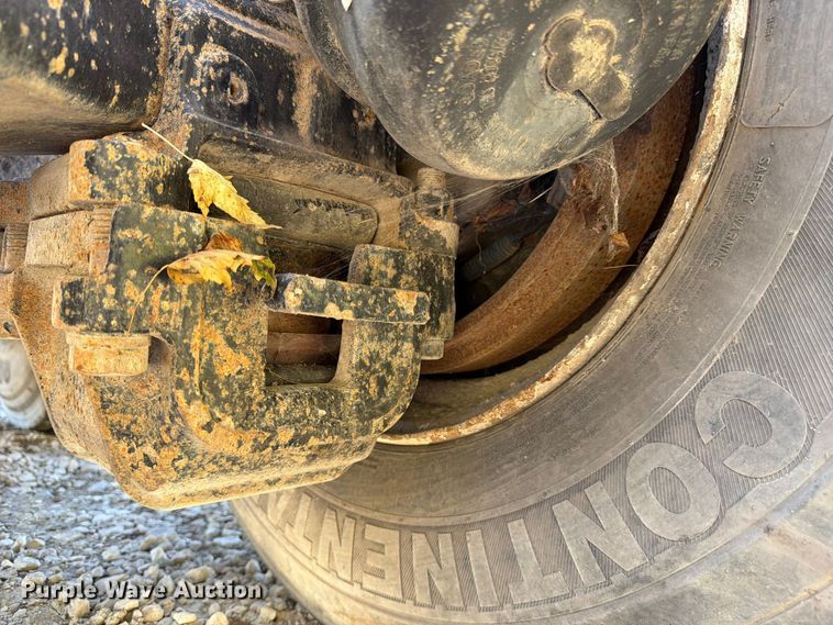 image for item FJ2018 2007 Mack CV713 semi truck