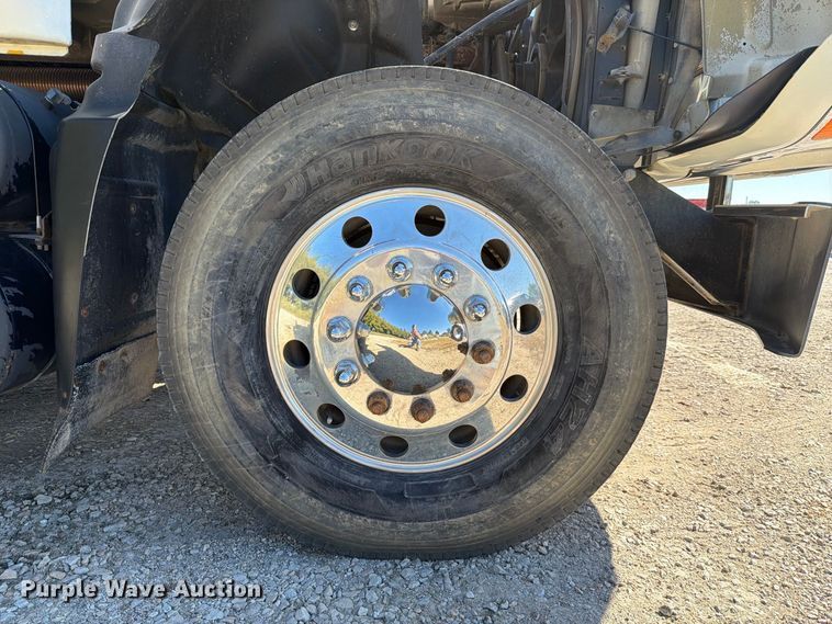 image for item FJ2018 2007 Mack CV713 semi truck