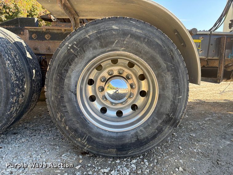 image for item FJ2018 2007 Mack CV713 semi truck