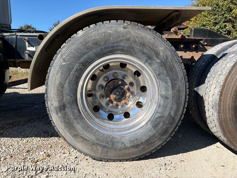 image for item FJ2018 2007 Mack CV713 semi truck