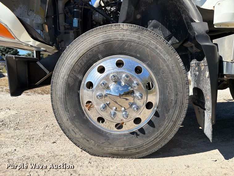 image for item FJ2018 2007 Mack CV713 semi truck