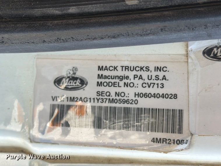 image for item FJ2018 2007 Mack CV713 semi truck