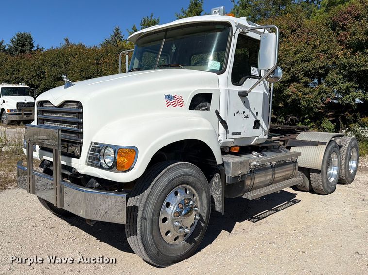 2005 Mack CV713 semi truck