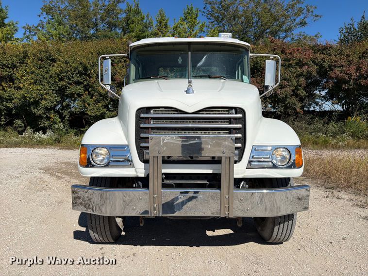 image for item FJ2019 2005 Mack CV713 semi truck