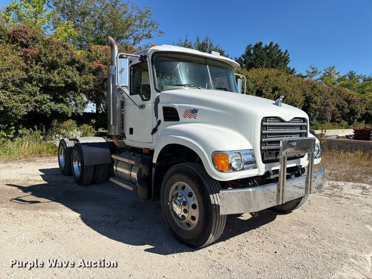 image for item FJ2019 2005 Mack CV713 semi truck