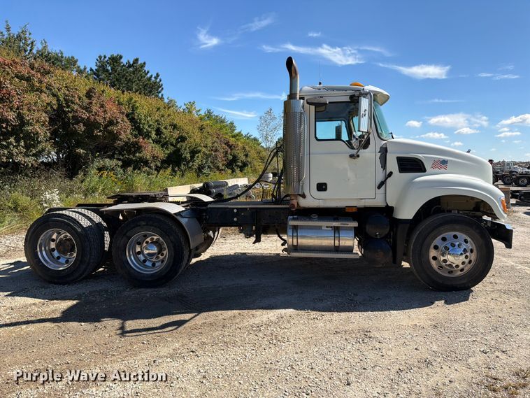 image for item FJ2019 2005 Mack CV713 semi truck