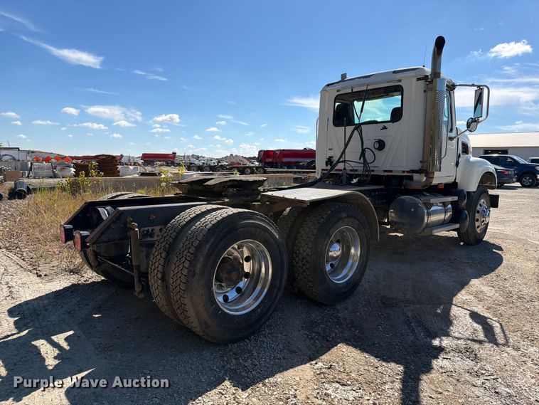 image for item FJ2019 2005 Mack CV713 semi truck