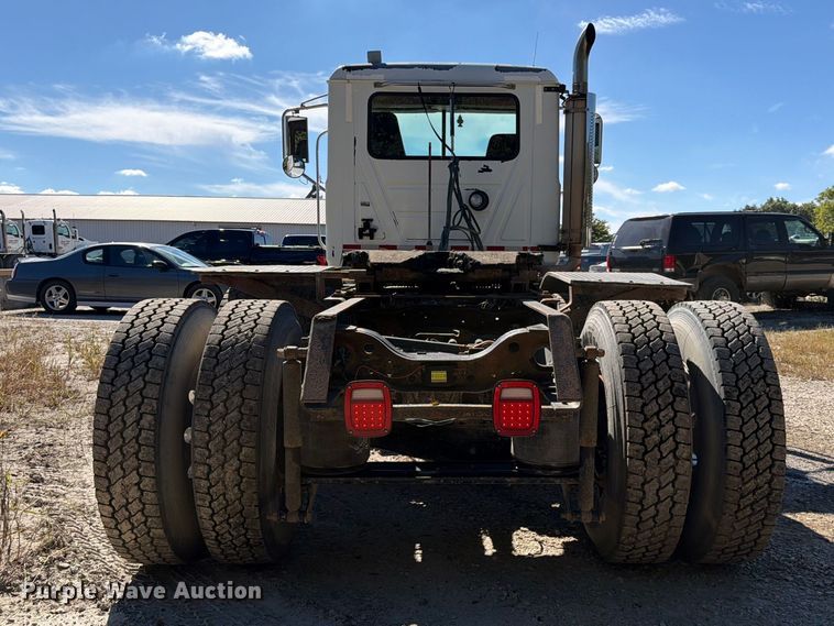 image for item FJ2019 2005 Mack CV713 semi truck