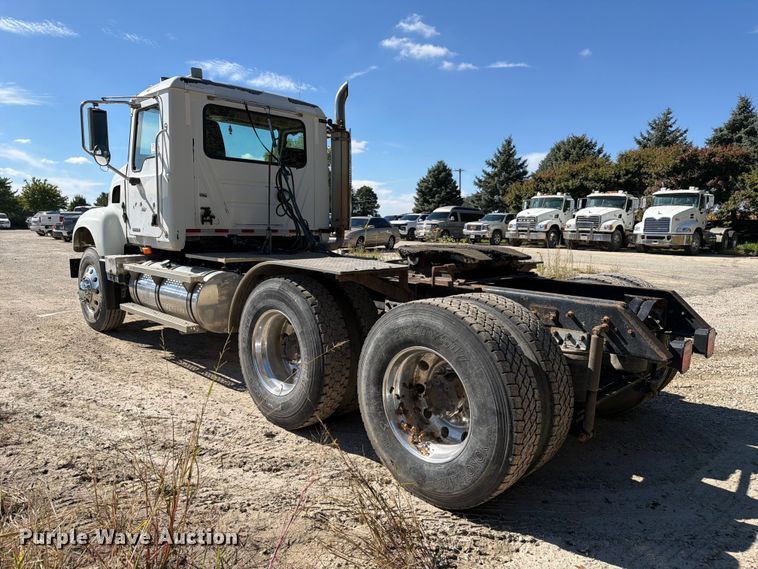 image for item FJ2019 2005 Mack CV713 semi truck