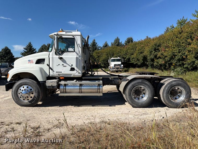 image for item FJ2019 2005 Mack CV713 semi truck