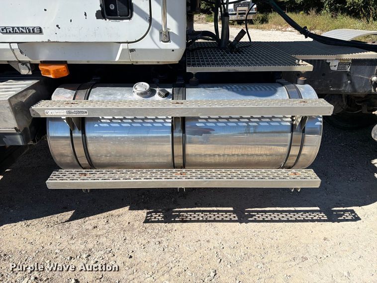 image for item FJ2019 2005 Mack CV713 semi truck