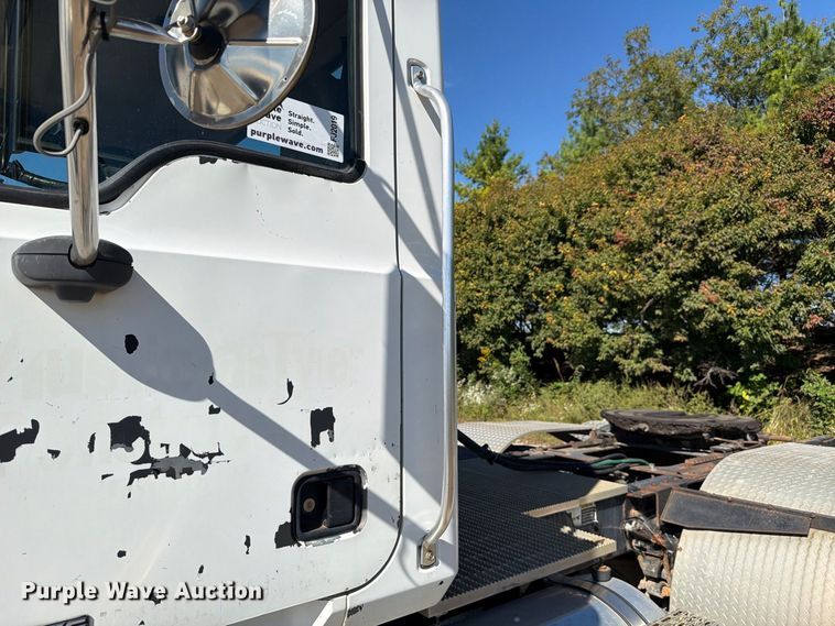 image for item FJ2019 2005 Mack CV713 semi truck