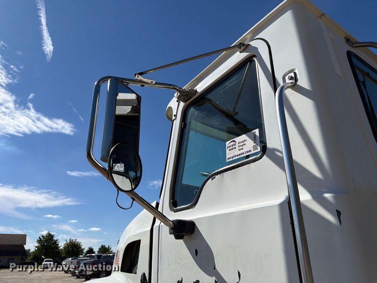 image for item FJ2019 2005 Mack CV713 semi truck