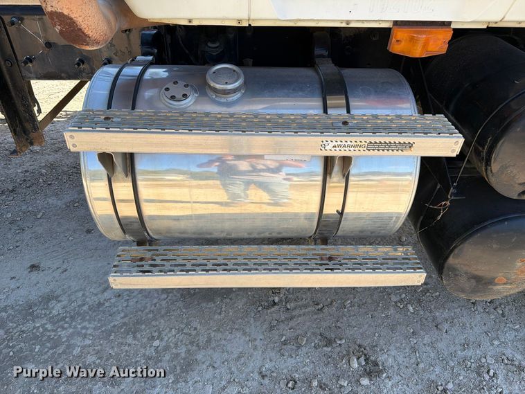 image for item FJ2019 2005 Mack CV713 semi truck