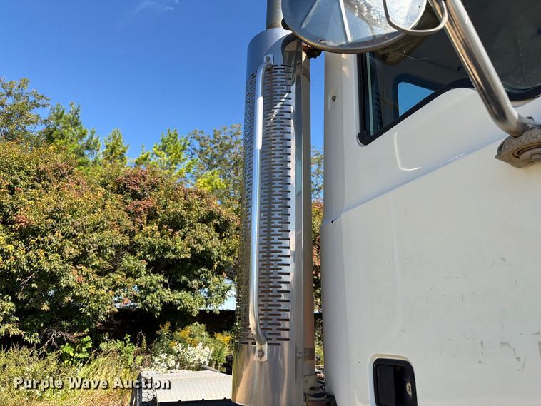 image for item FJ2019 2005 Mack CV713 semi truck