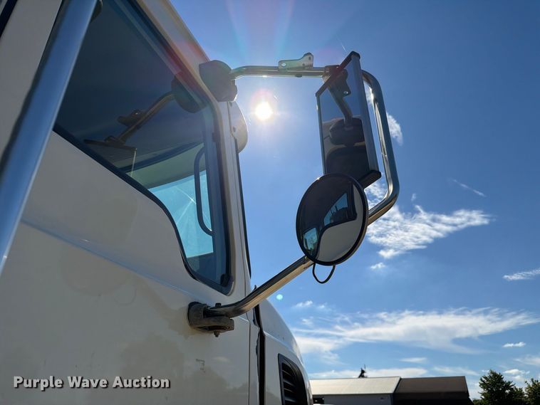 image for item FJ2019 2005 Mack CV713 semi truck