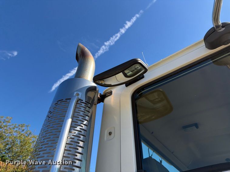 image for item FJ2019 2005 Mack CV713 semi truck