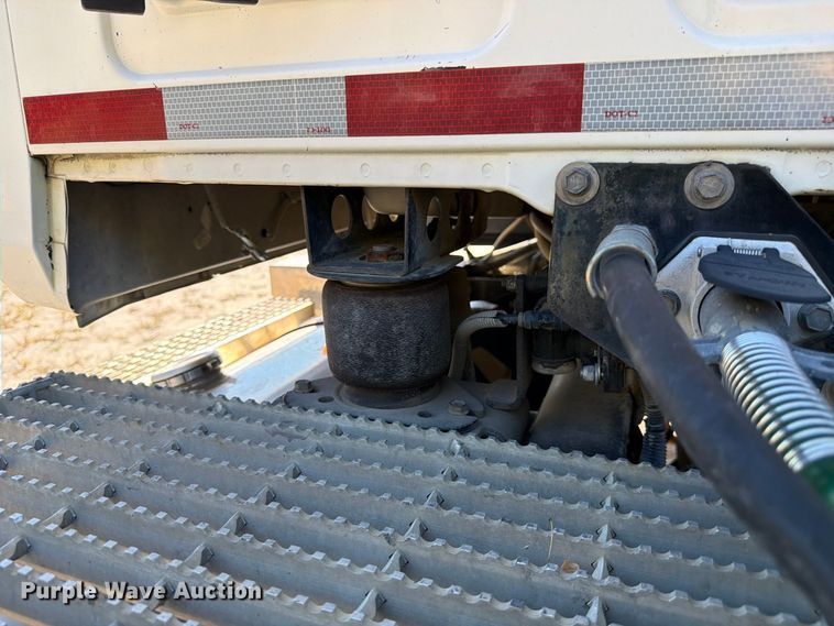 image for item FJ2019 2005 Mack CV713 semi truck