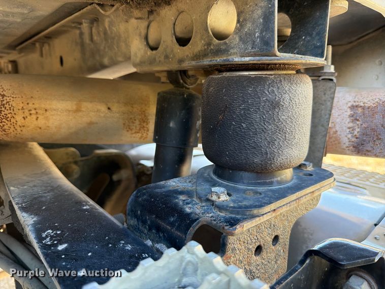 image for item FJ2019 2005 Mack CV713 semi truck