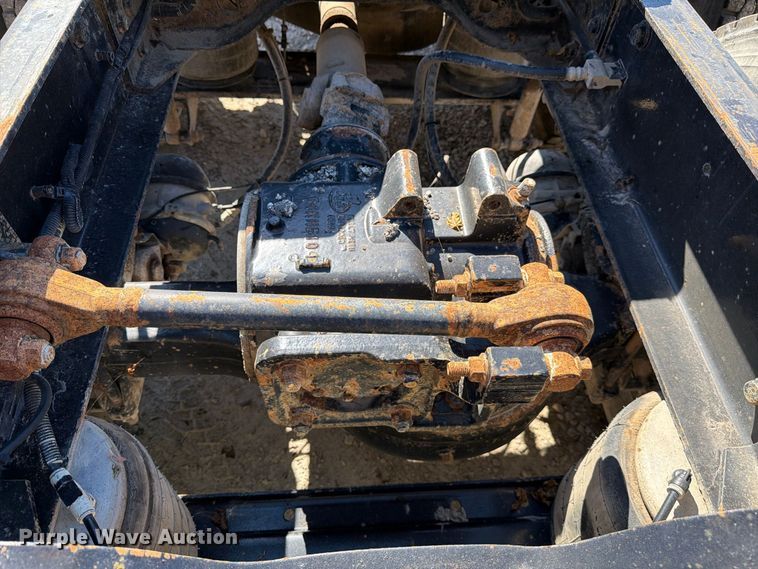 image for item FJ2019 2005 Mack CV713 semi truck